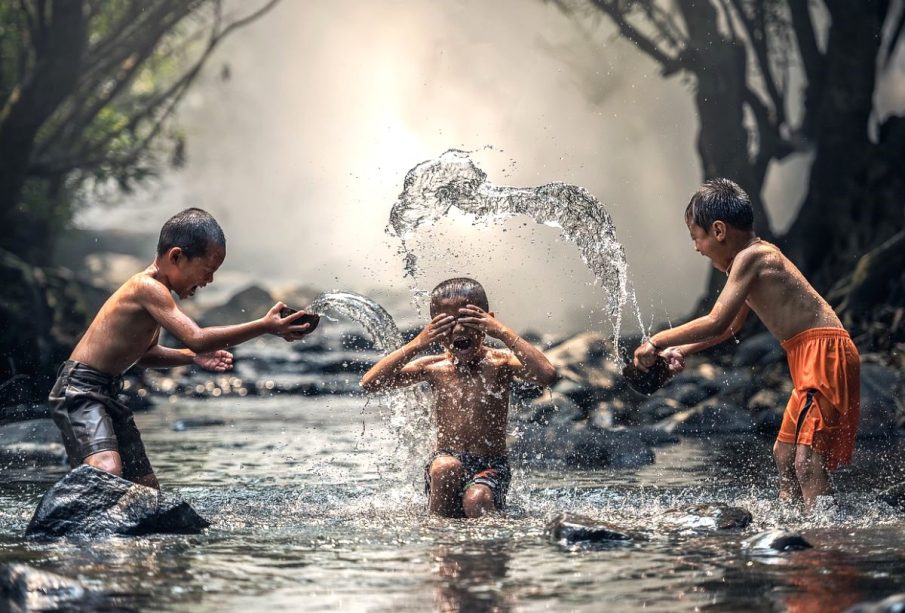 Niños aplican los hábitos de la felicidad