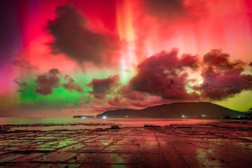 Aurora boreales en el norte de la tierra por tormenta