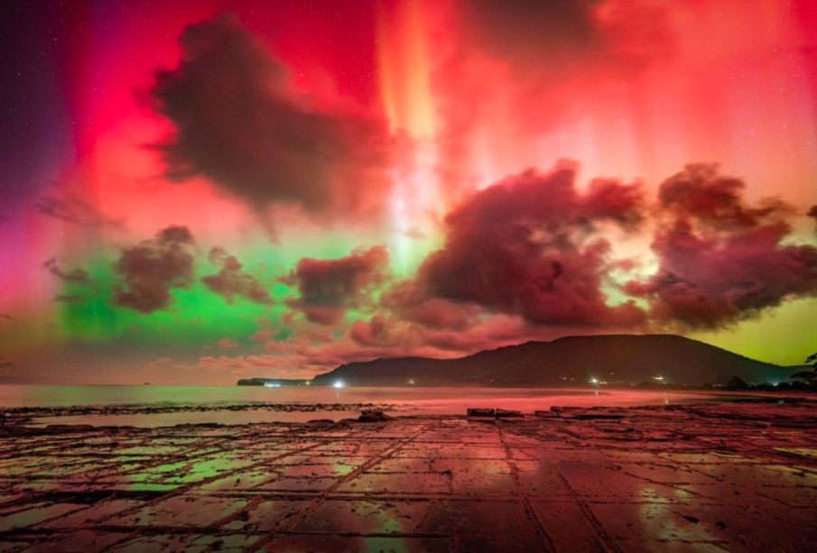 Aurora boreales en el norte de la tierra por tormenta