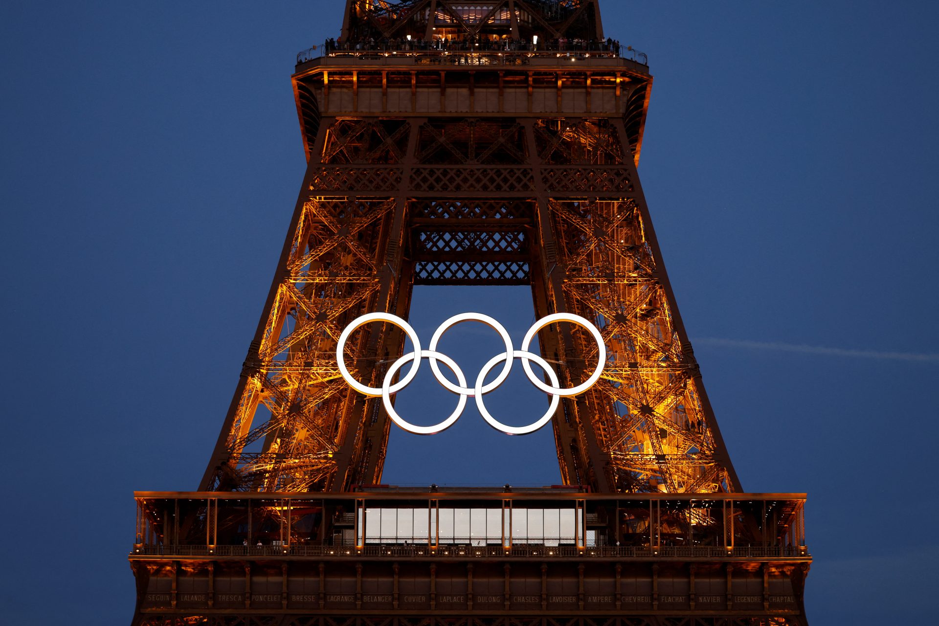 (VIDEO) La Torre Eiffel presume los 5 aros de los Juegos Olímpicos París 2024