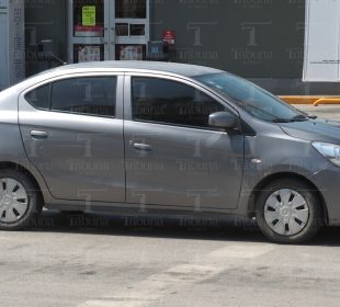 Automóvil con vidrios polarizados