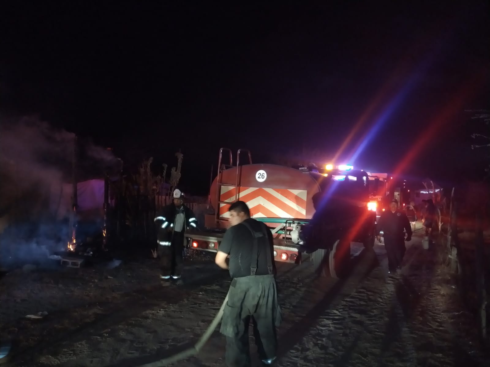 Bomberos apagando incendio