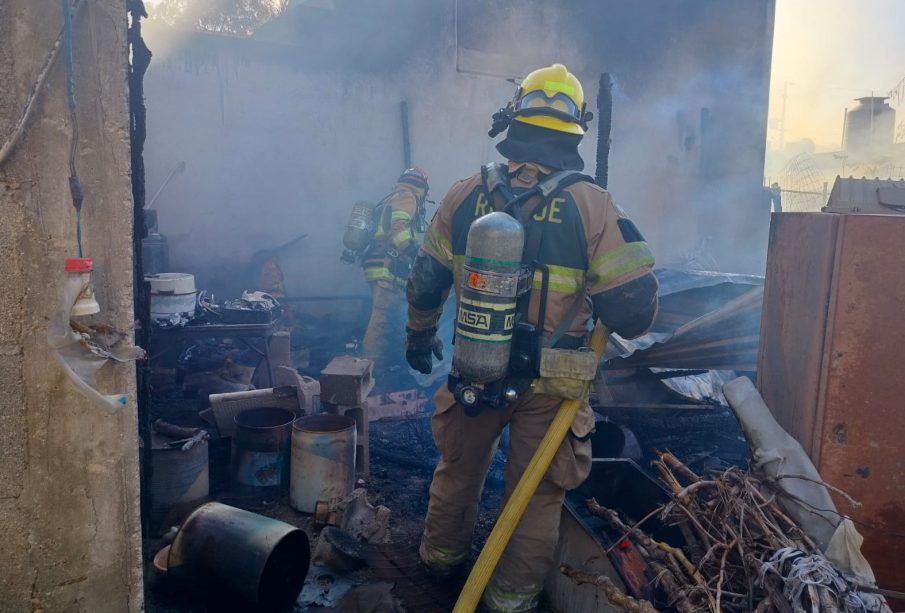 Bomberos atienden incendio forestal y vivienda en Vista Hermosa