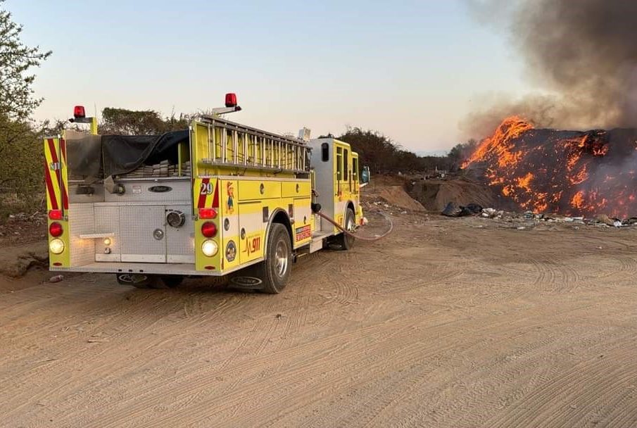 Bomberos trabajan en sofocar incendio en relleno sanitario