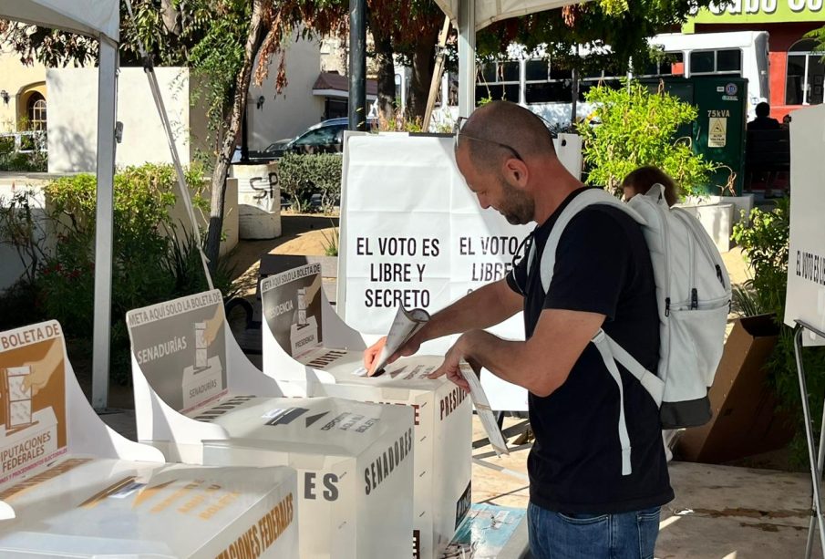 Ciudadano de CSL votando