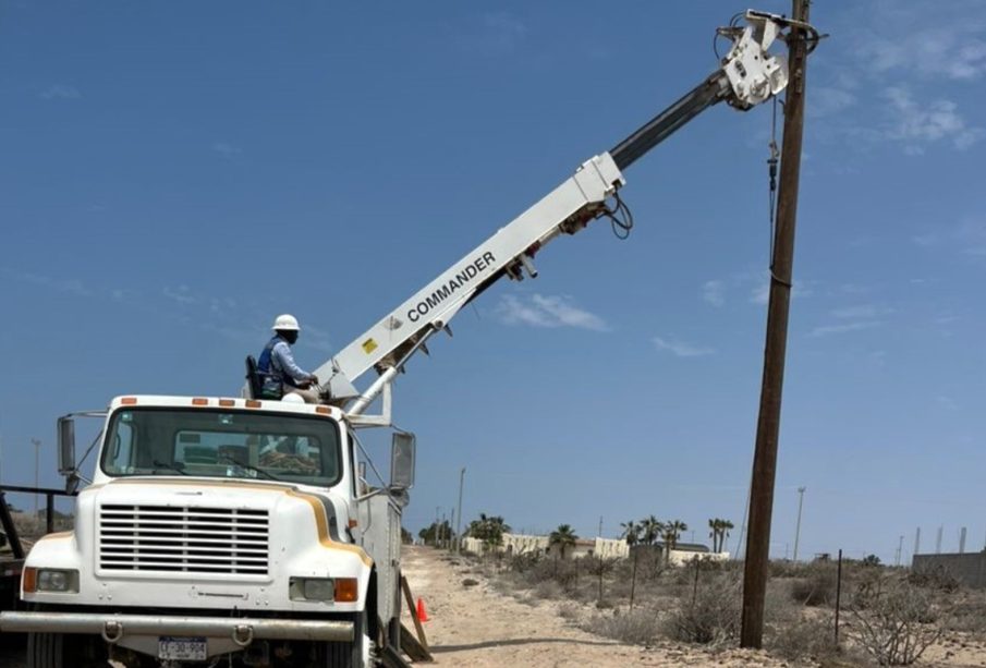 Continúan trabajos de electrificación en San Juanico