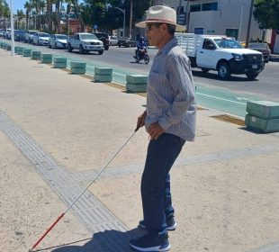 Hombre ciego busca guiar a otras personas con discapacidad visual en La Paz