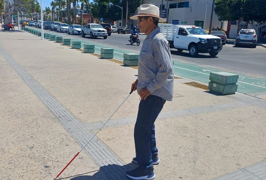 Hombre ciego busca guiar a otras personas con discapacidad visual en La Paz