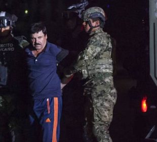 Elementos del ejército reteniendo a El Chapo