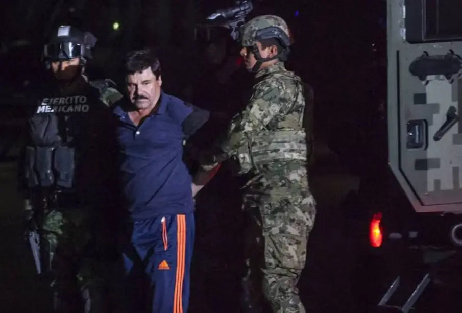 Elementos del ejército reteniendo a El Chapo