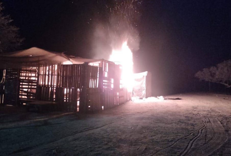 Escuela de madera de La Ballena incendiada