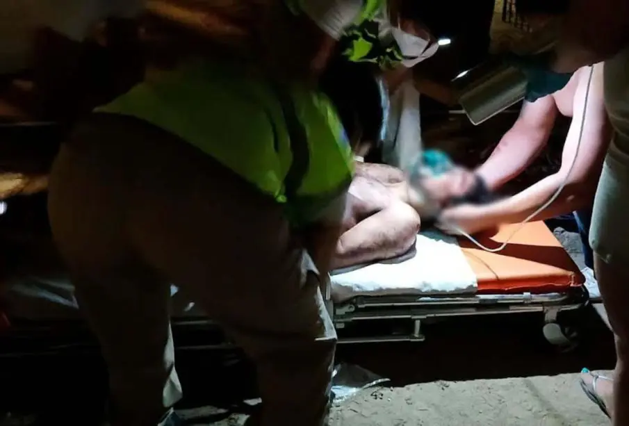 Hombre herido atendido por paramédicos