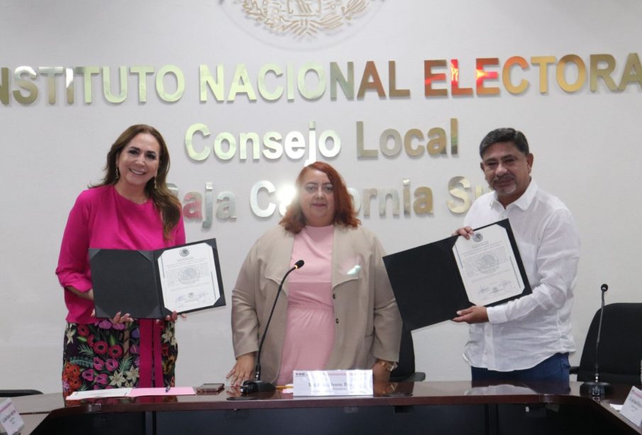 Homero Davis Castro y Eda Palacios, recibiendo constancia que los acredita como Senador