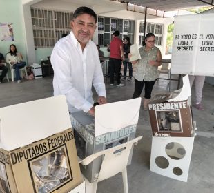 Homero Davis emitidiendo su voto