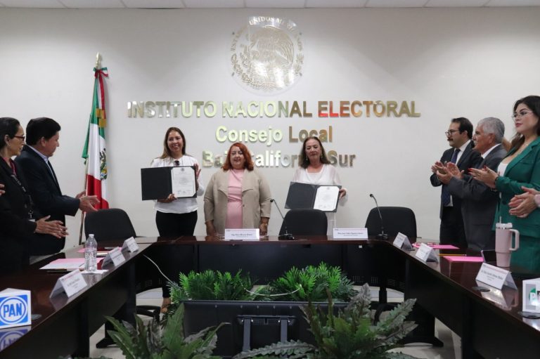 Jesús Lucia Trasviña Waldenrath recibiendo constancia como Senadora electa