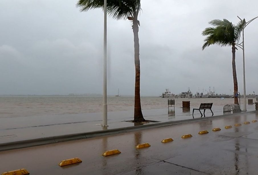 Malecón de La Paz durante huracán