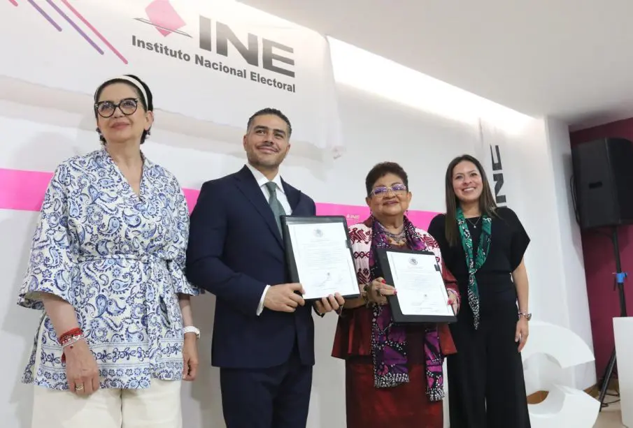 Omar y Ernestina con constancias por parte del INE como Senadores electos