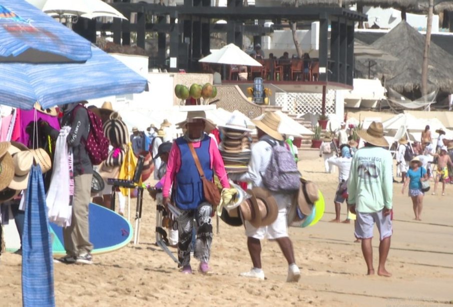 Operativo anti-ambulantes en playas de Los Cabos