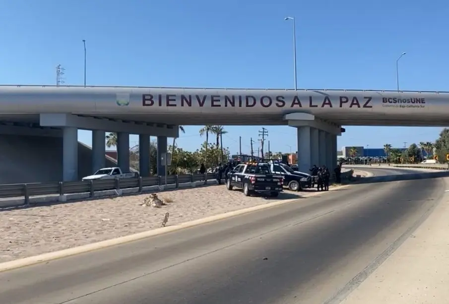 Patrullas en la curva del monumento de Cola de La Ballena