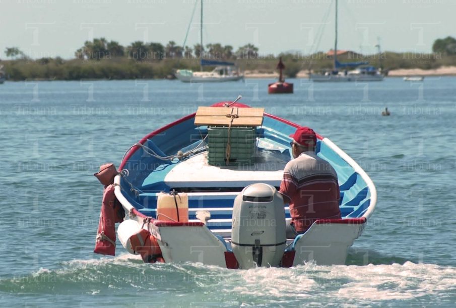 Pescador en lancha