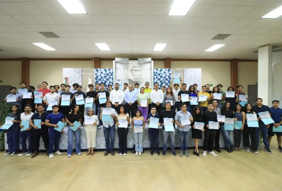 Reconocimiento a estudiantes de Sistemas Computacionales