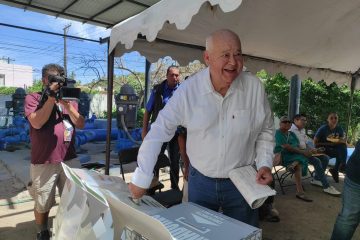 Víctor Manuel Castro Cosío votando