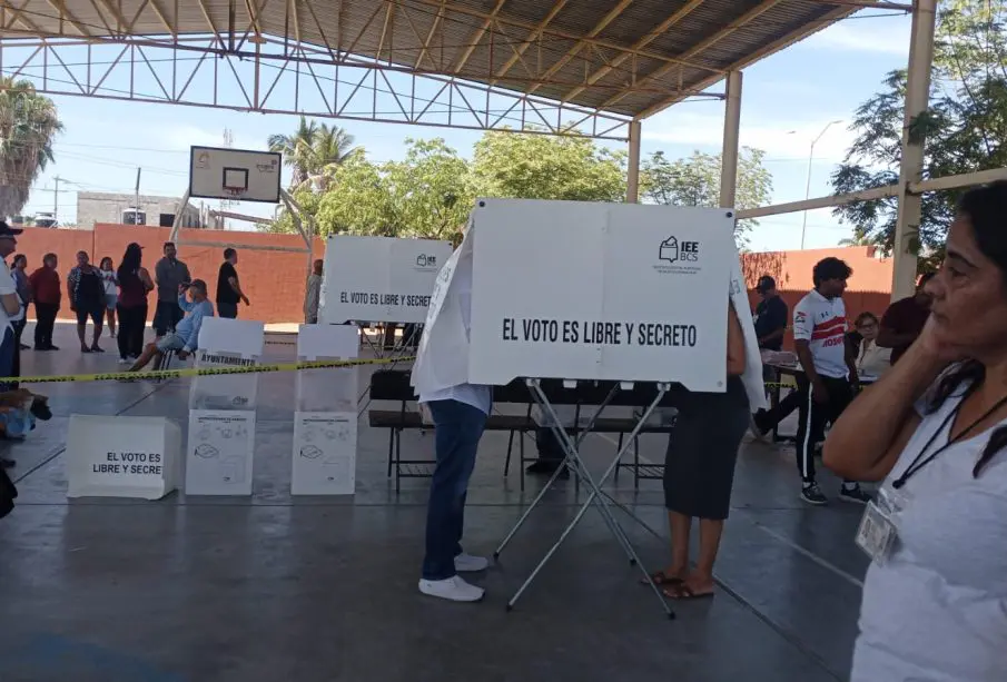 Población de Las Veredas votando