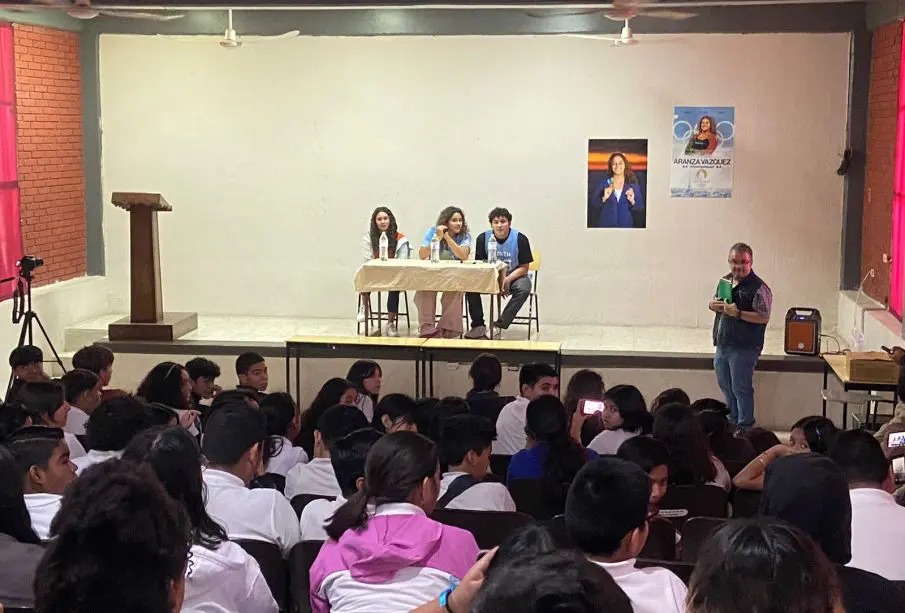 Aranza Vázquez regresa a La Paz para dar conferencia en secundaria