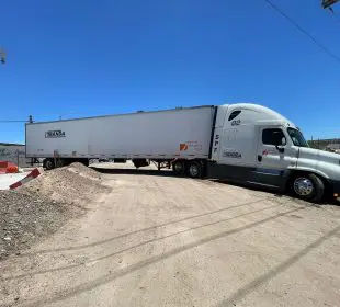 Tráiler queda atascado y provoca caos vial en bulevar Colosio de La Paz