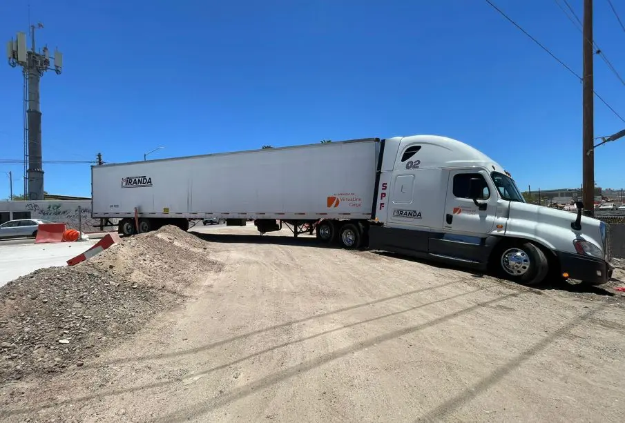 Tráiler queda atascado y provoca caos vial en bulevar Colosio de La Paz