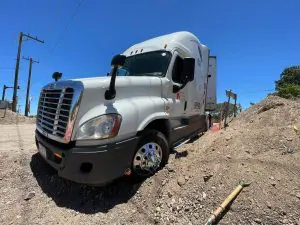 Tráiler queda atascado y provoca caos vial en bulevar Colosio de La Paz