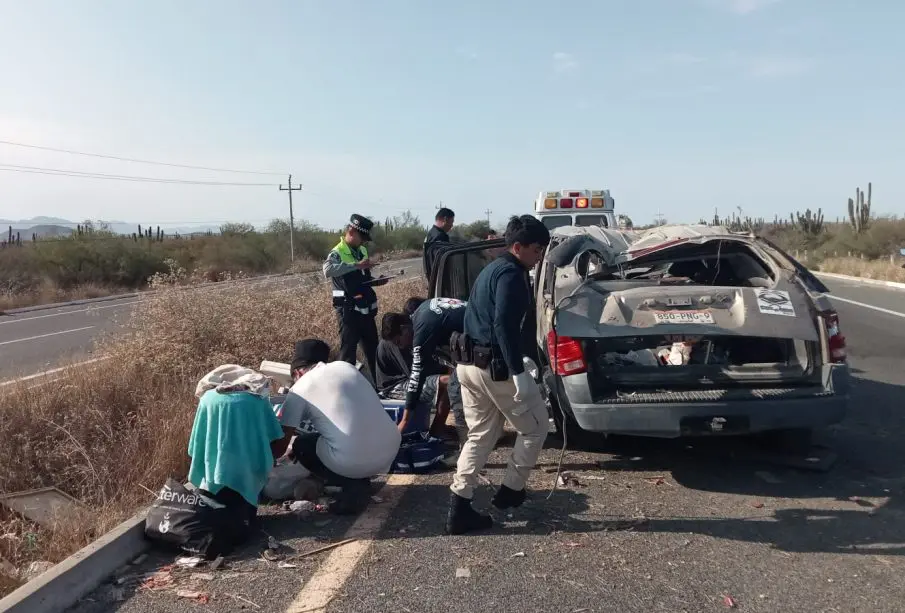 Vuelca camioneta familiar en carretera La Paz - Pescadero; hay un lesionado