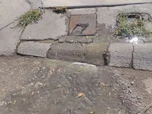 Brota mega fuga de aguas negras en Camino Real de La Paz