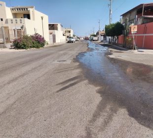 Brota mega fuga de aguas negras en Camino Real de La Paz