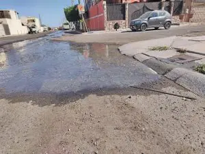 Brota mega fuga de aguas negras en Camino Real de La Paz