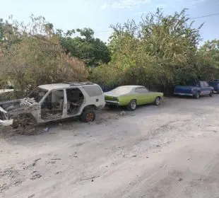 Denuncian depósito de vehículos chatarra que obstruyen el paso en La Paz