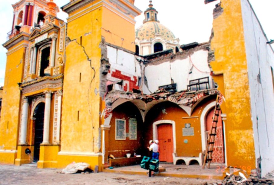 Iglesia dañada por terremoto en Tehuacán, Puebla