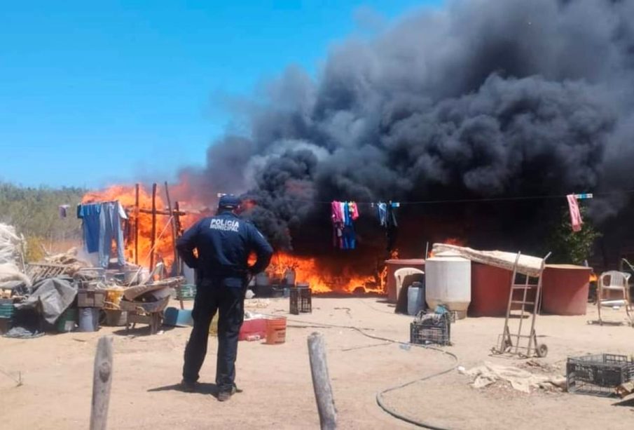 Incendio de vivienda en La Paz genera humo abundante