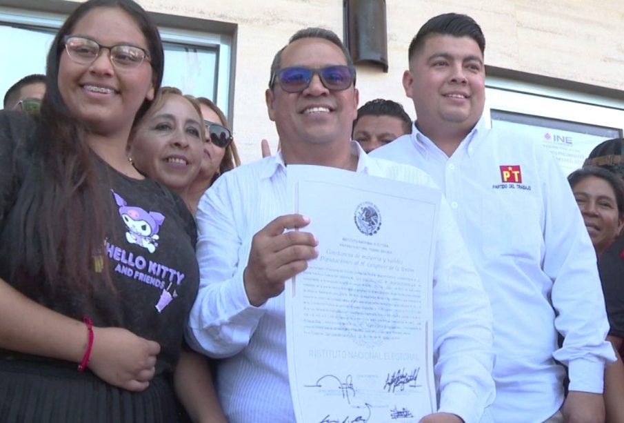 Luis Armando Díaz recibiendo constancia del INE