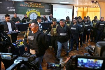 Exhiben a los 17 detenidos de Bolivia