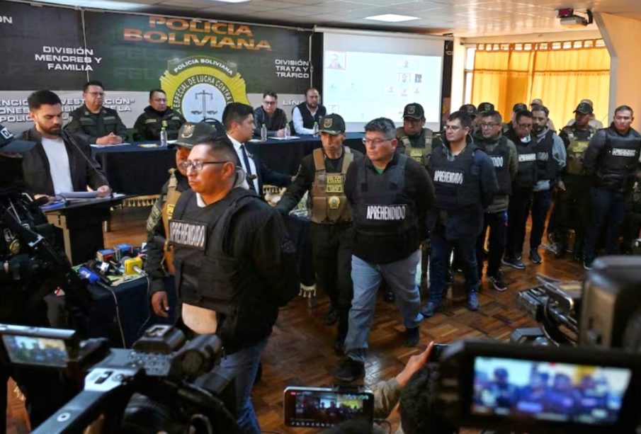 Exhiben a los 17 detenidos de Bolivia