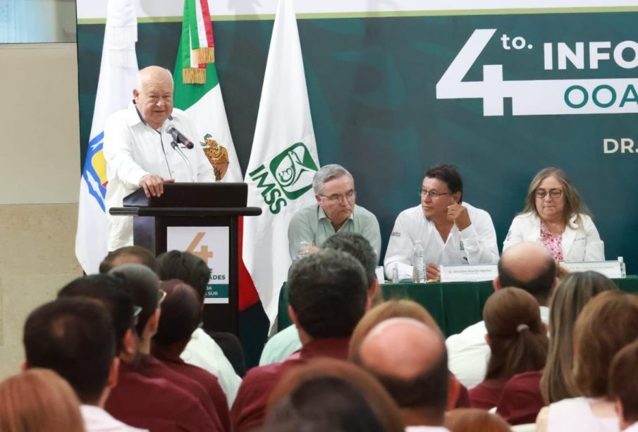 Gobernador de BCS en evento del IMSS