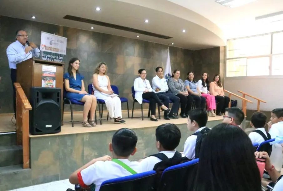 Estudiantes reciben charla sobre el tabaco y sus riesgos