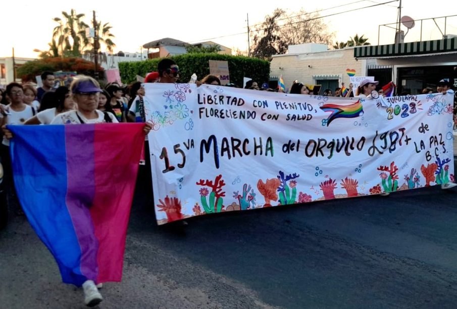 Personas marchan por el orgullo LGBT