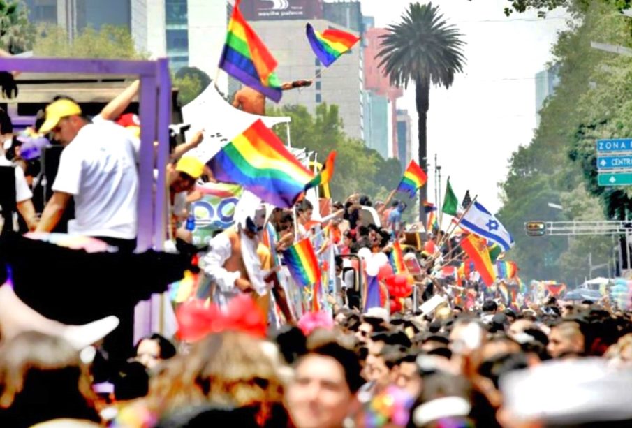 Personas en la marcha LGBT de la CDMX