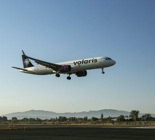 Avión de Volaris en vuelo directo