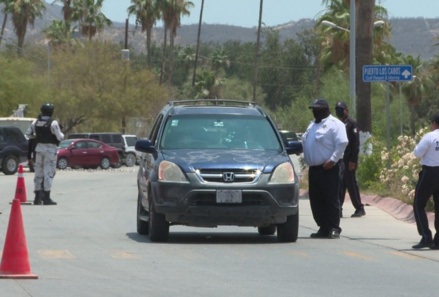 Policías municipales en operativo vehicular