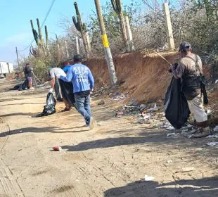 Personas levantan basura de la carretera transpeninsular