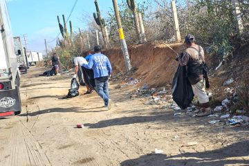 Personas levantan basura de la carretera transpeninsular