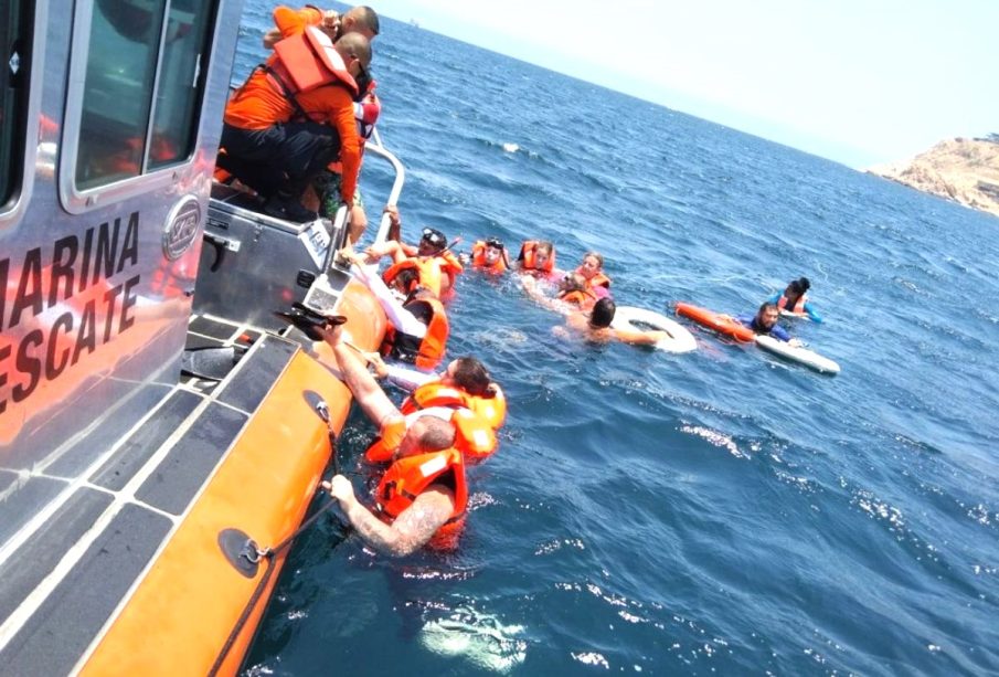 Personas son rescatadas en alta mar